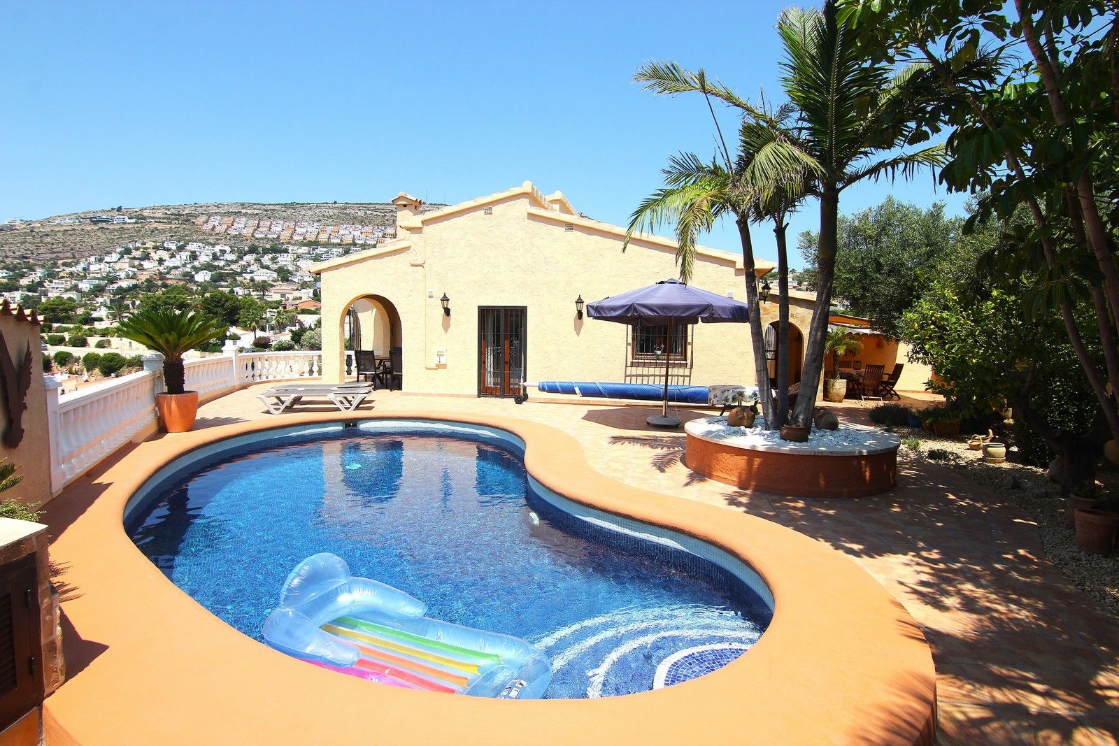 Villa met zwembad en spectaculair uitzicht op zee in Cumbre del Sol.