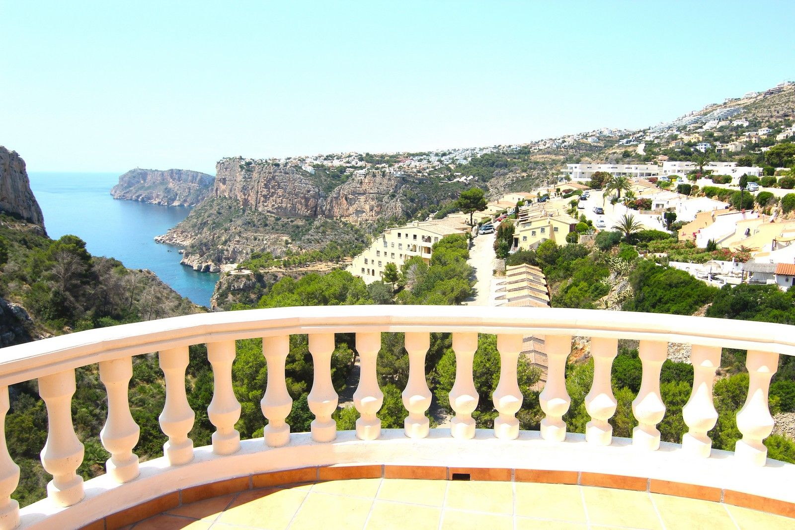 Villa met zwembad en spectaculair uitzicht op zee in Cumbre del Sol.