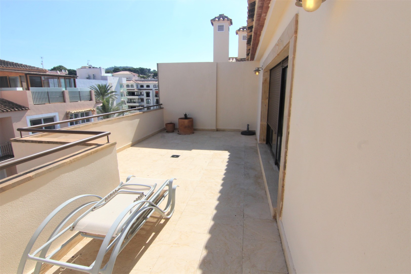 Luxe penthouse te koop met grote terrassen in Moraira.