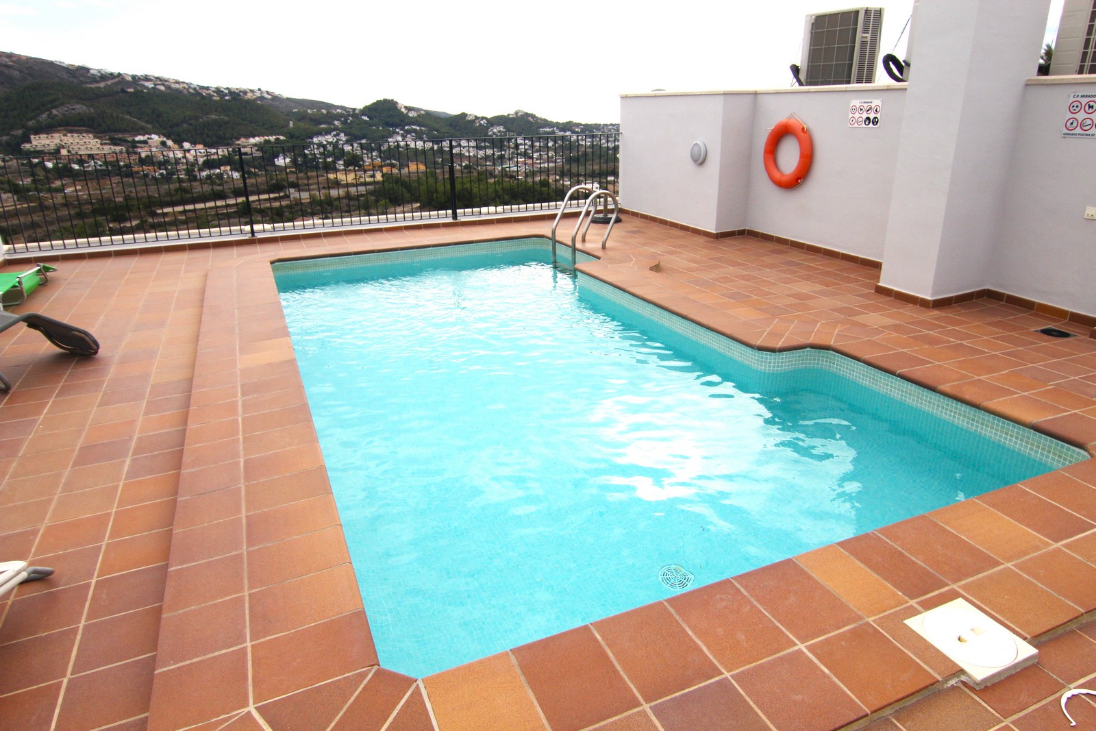 Appartement te koop met panoramisch uitzicht en zwembad.