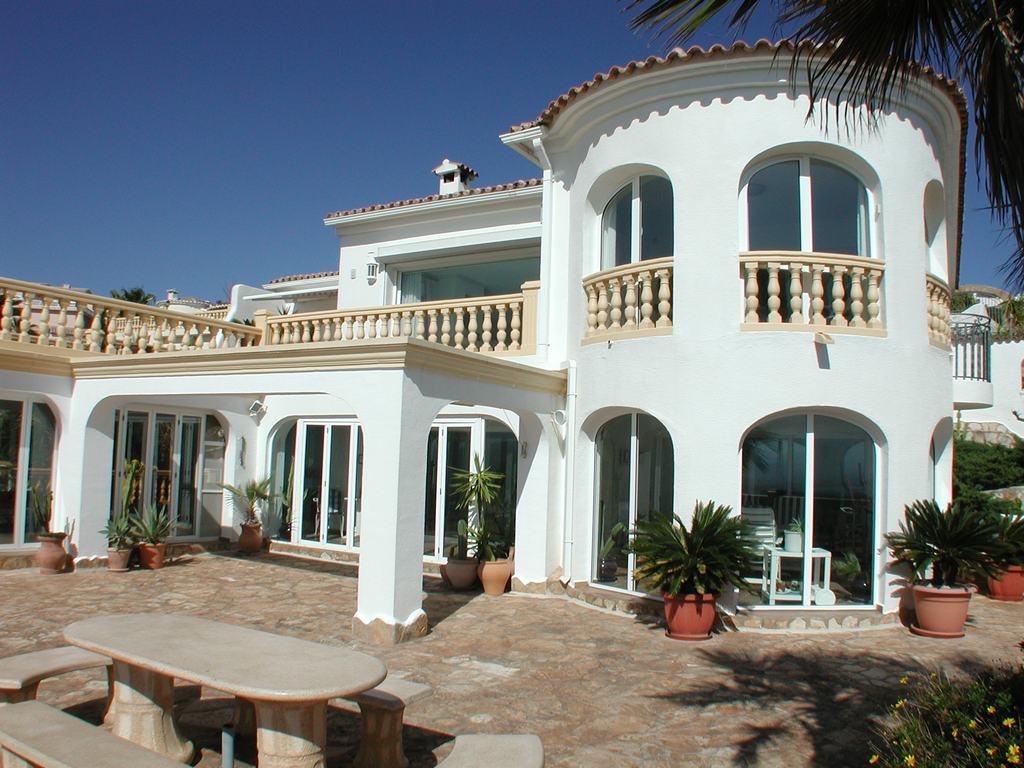 Villa te koop met overdekt zwembad en fantastisch uitzicht op zee.