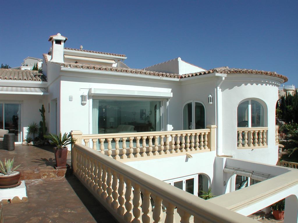Villa te koop met overdekt zwembad en fantastisch uitzicht op zee.