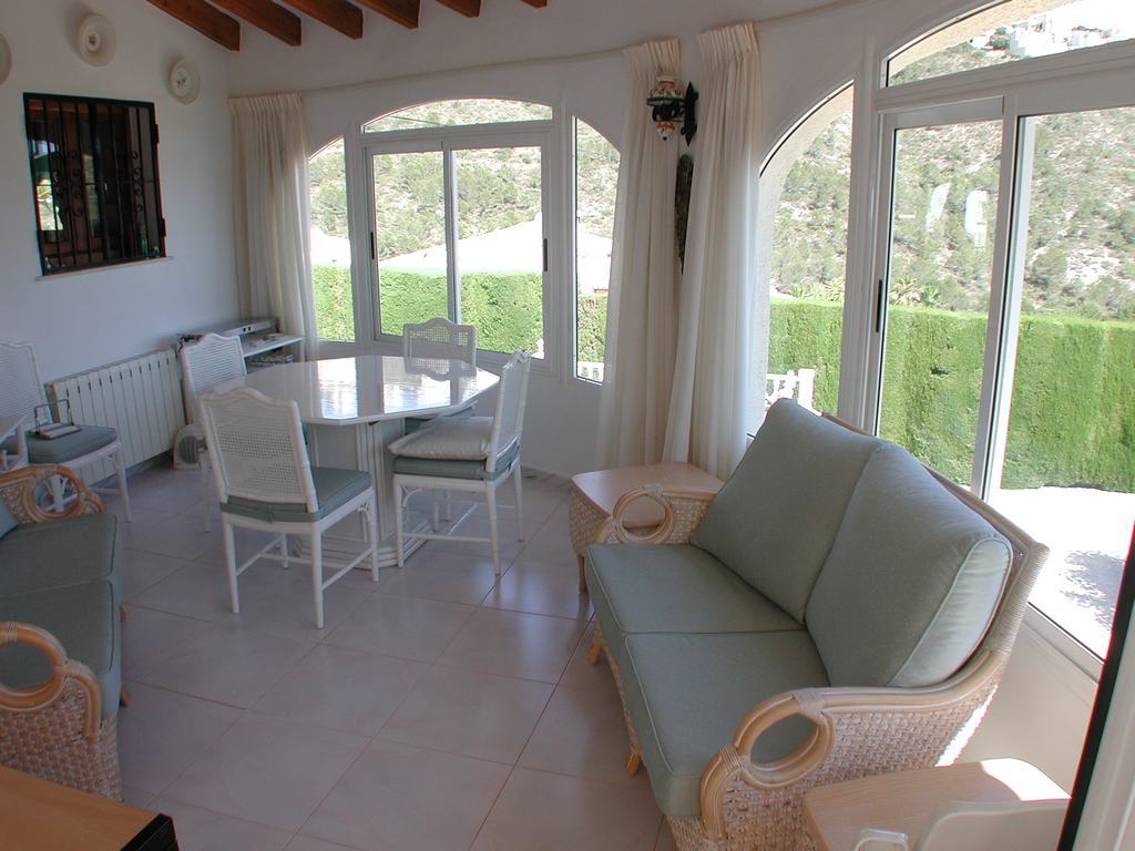 Villa te koop met zwembad en uitzicht op zee.