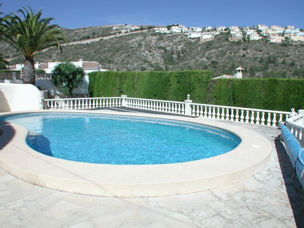 Villa te koop met zwembad en uitzicht op zee.