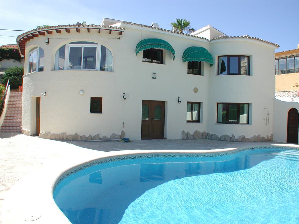 Villa te koop met zwembad en uitzicht op zee.