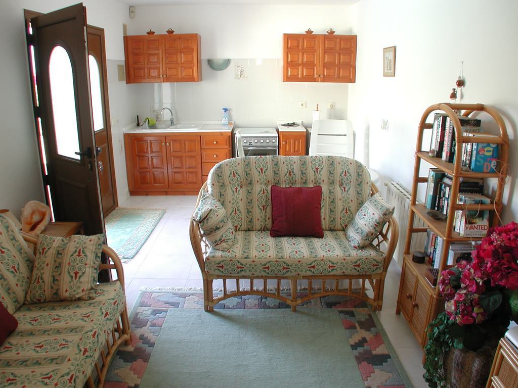 Villa te koop met zwembad en uitzicht op zee.