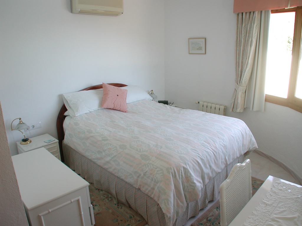Villa te koop met zwembad en uitzicht op zee.