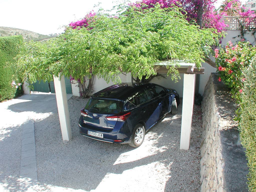 Villa te koop met zwembad en uitzicht op zee.