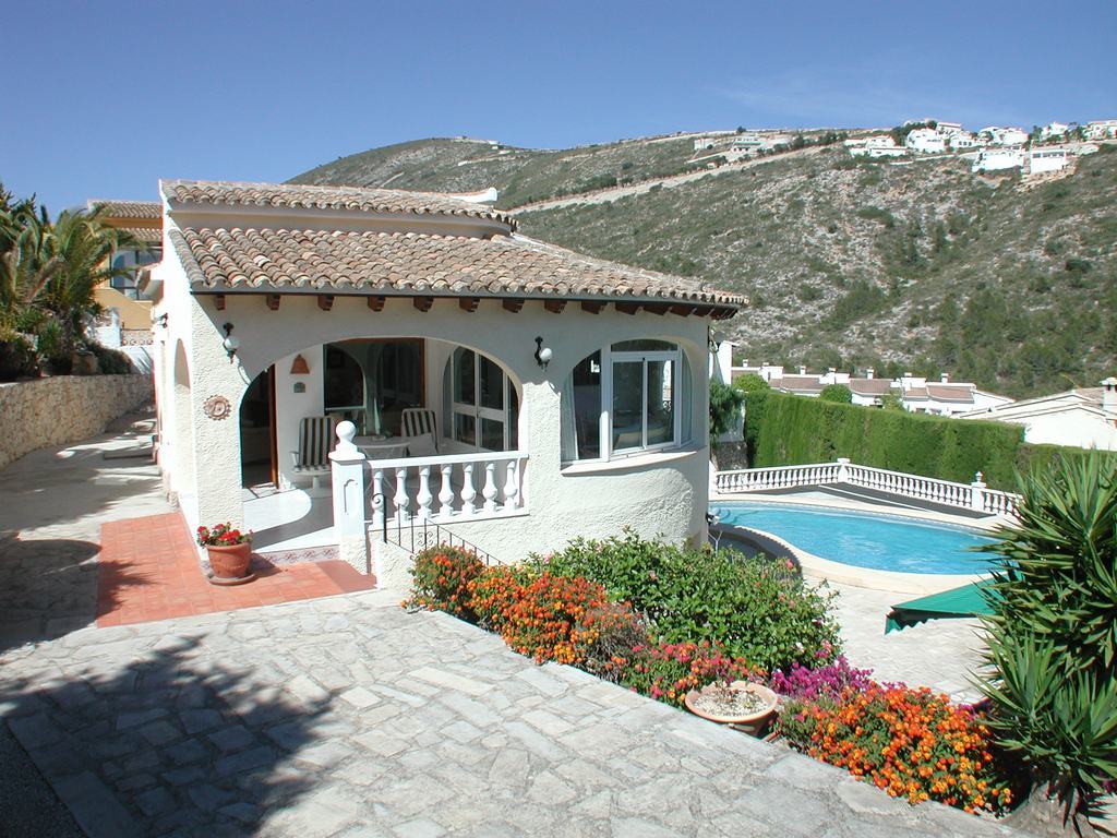 Villa te koop met zwembad en uitzicht op zee.