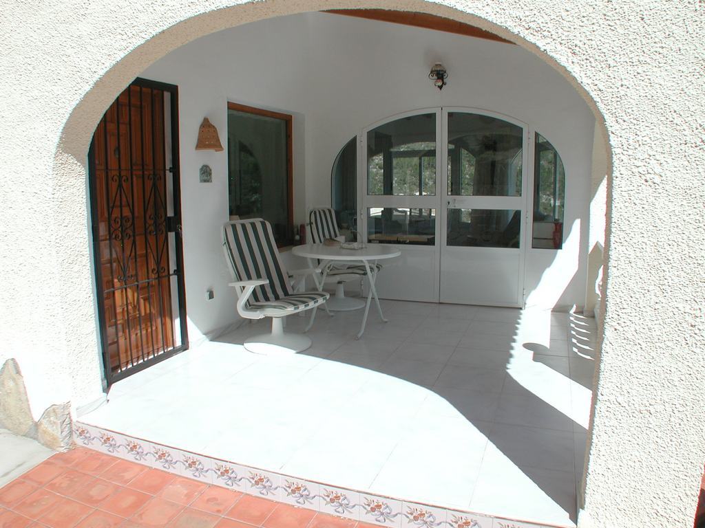 Villa te koop met zwembad en uitzicht op zee.
