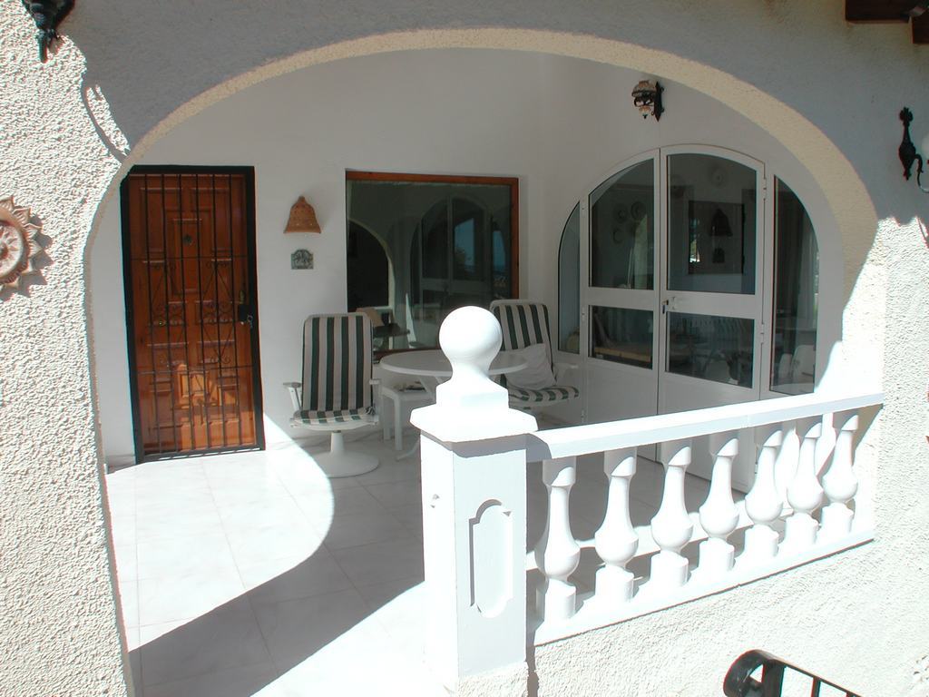 Villa te koop met zwembad en uitzicht op zee.