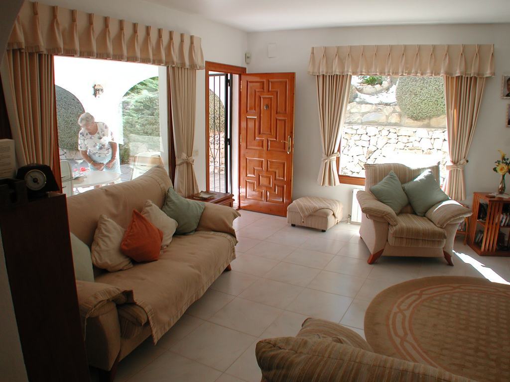 Villa te koop met zwembad en uitzicht op zee.