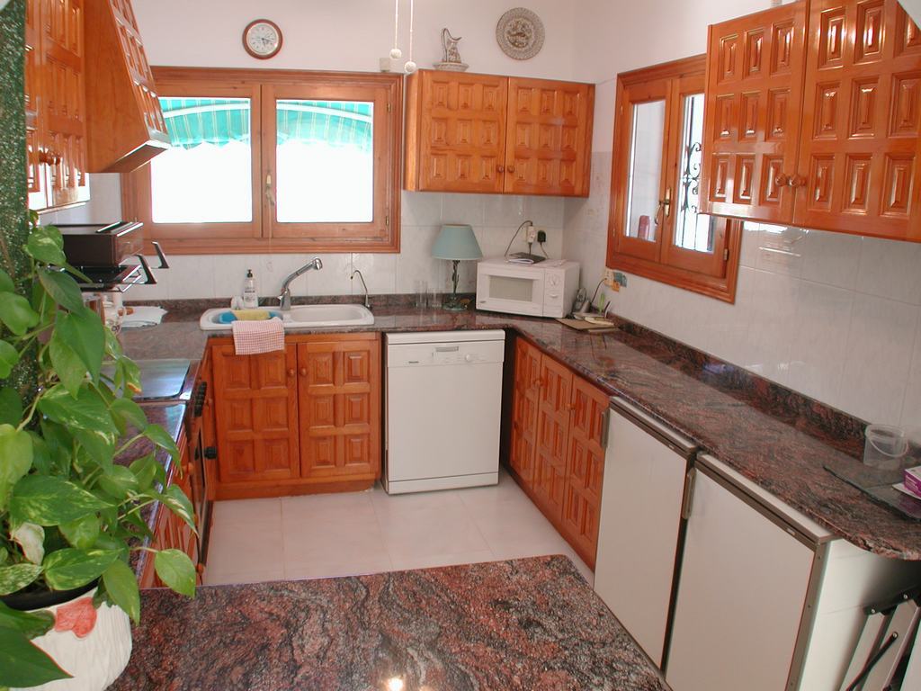 Villa te koop met zwembad en uitzicht op zee.