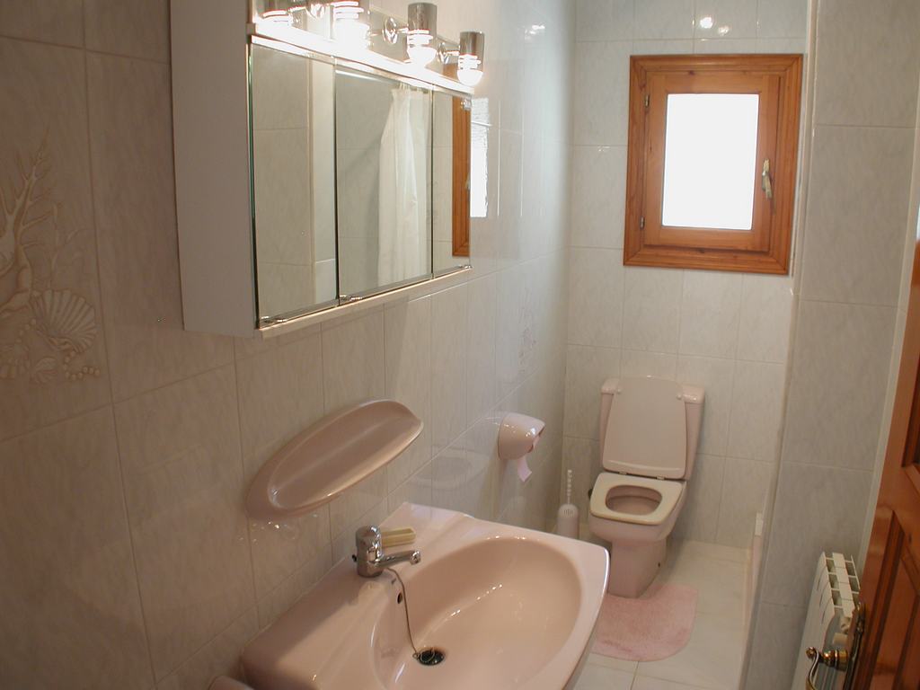 Villa te koop met zwembad en uitzicht op zee.