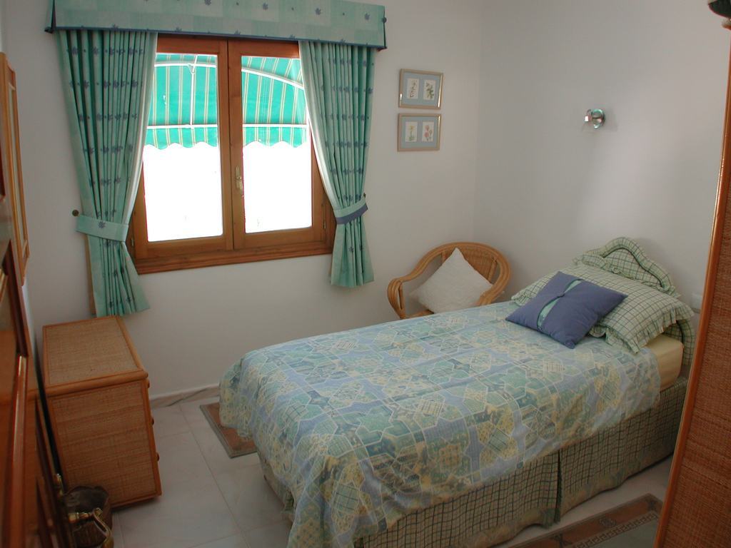 Villa te koop met zwembad en uitzicht op zee.
