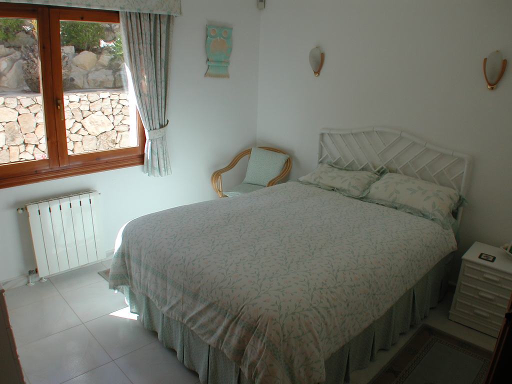 Villa te koop met zwembad en uitzicht op zee.
