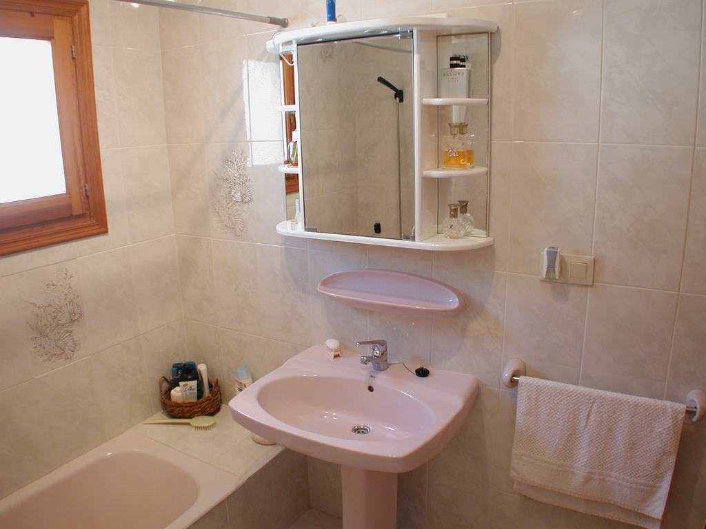 Villa te koop met zwembad en uitzicht op zee.