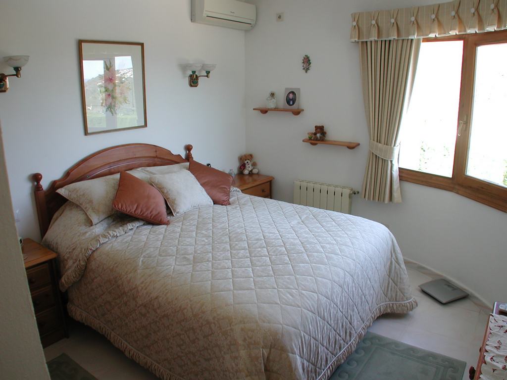 Villa te koop met zwembad en uitzicht op zee.