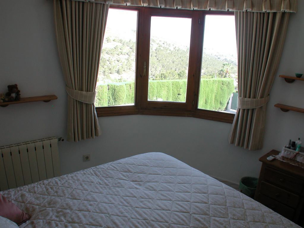 Villa te koop met zwembad en uitzicht op zee.