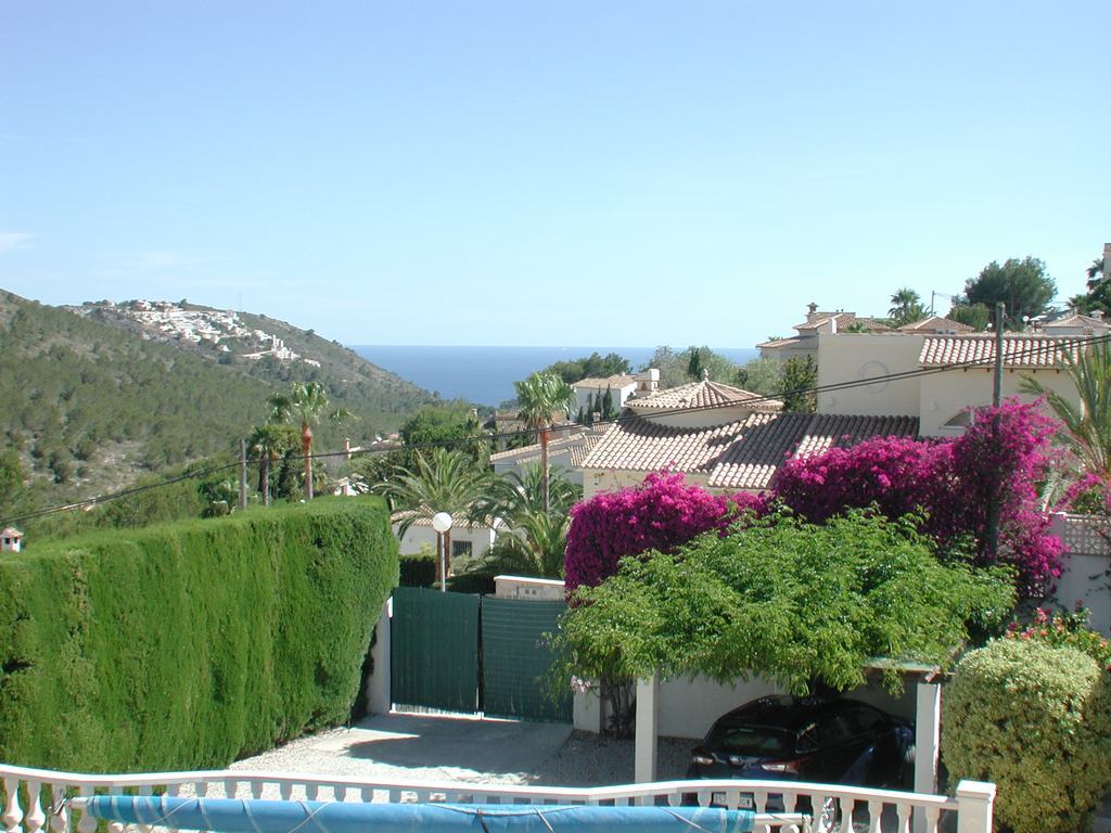 Villa te koop met zwembad en uitzicht op zee.