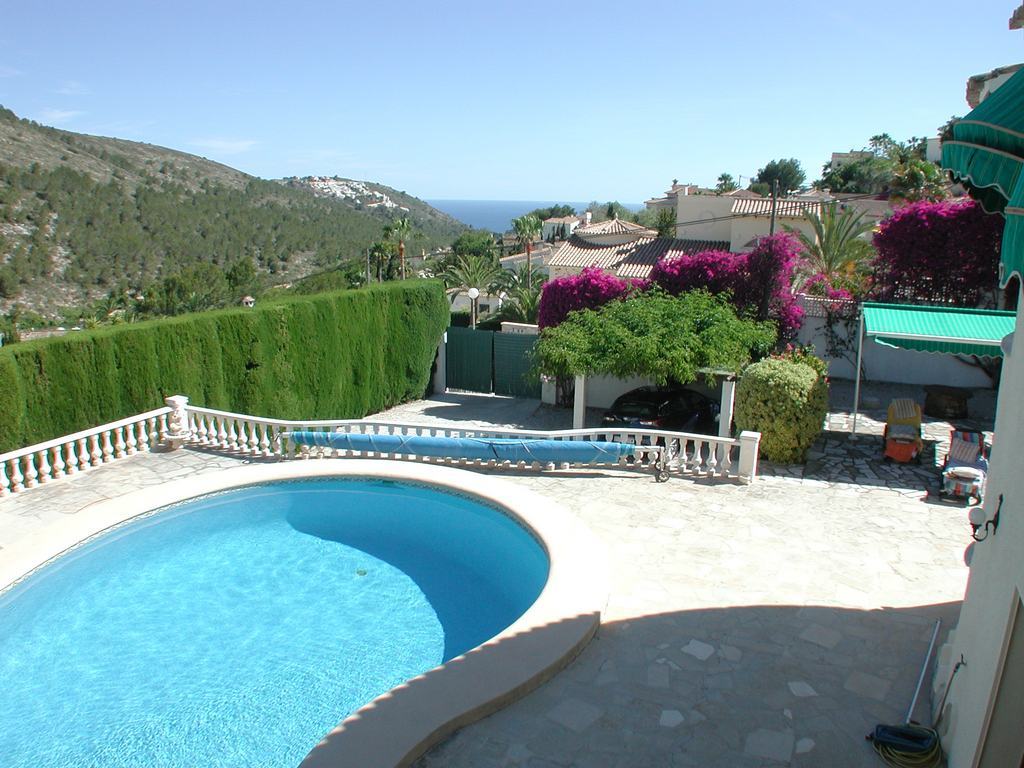 Villa te koop met zwembad en uitzicht op zee.