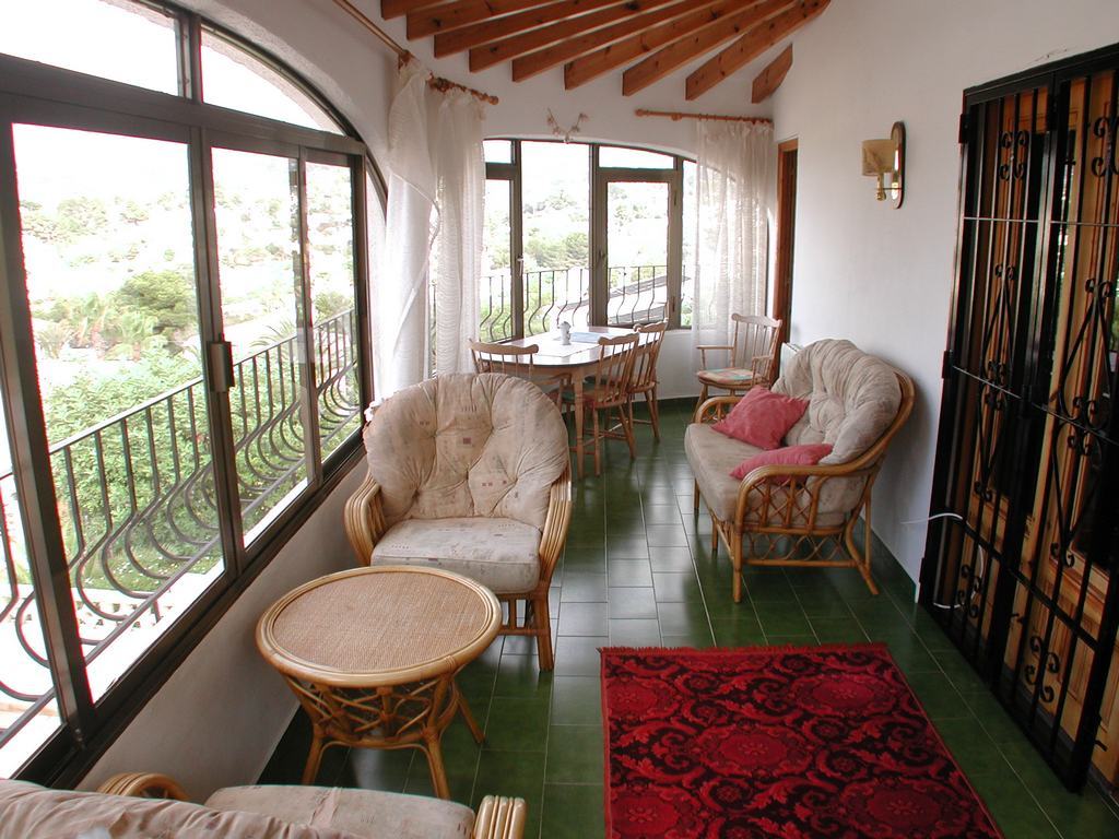 Villa te koop met zwembad dicht bij de zee.