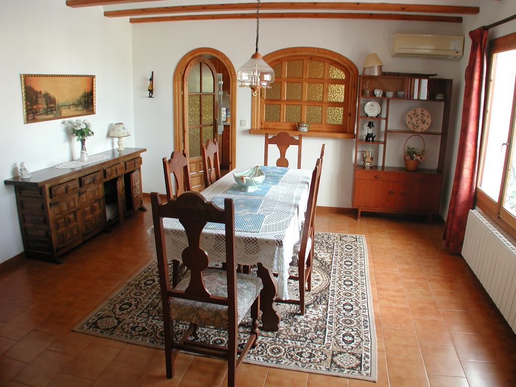 Villa te koop met zwembad dicht bij de zee.