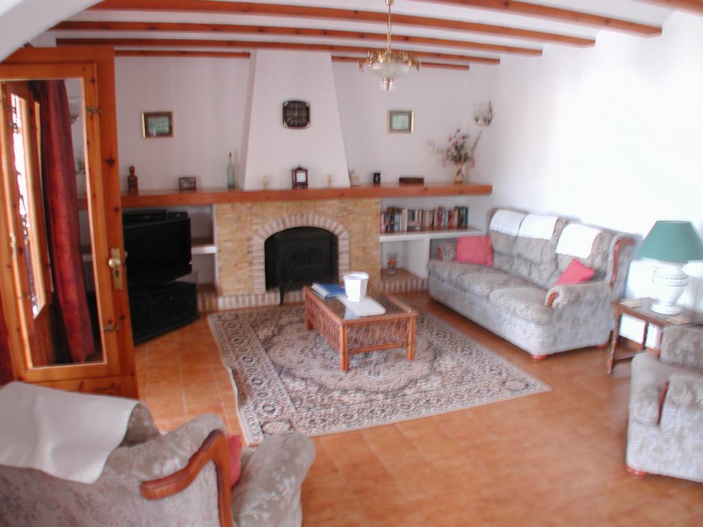 Villa te koop met zwembad dicht bij de zee.