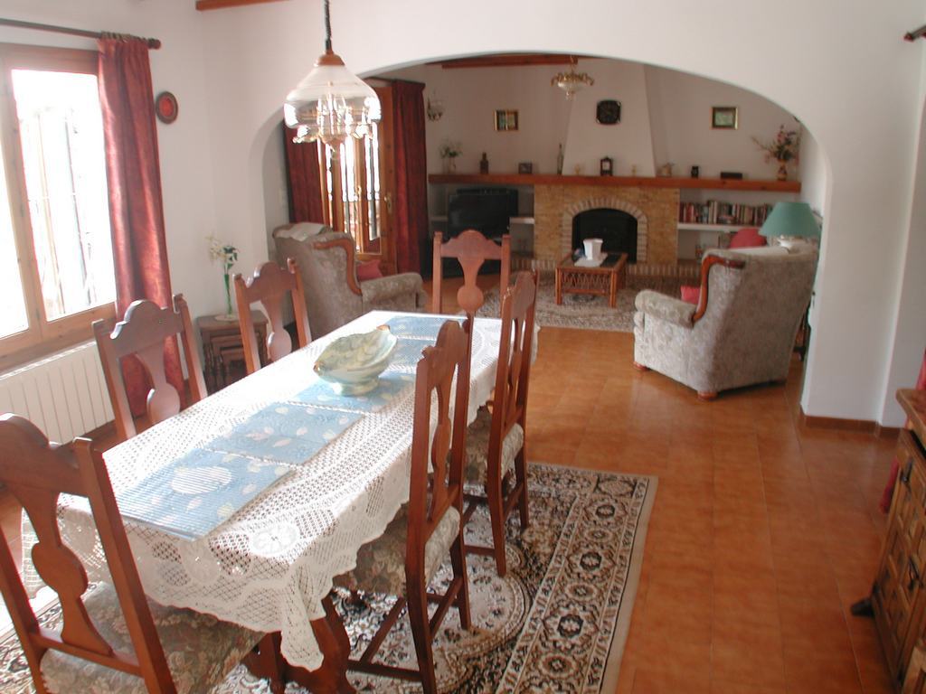 Villa te koop met zwembad dicht bij de zee.