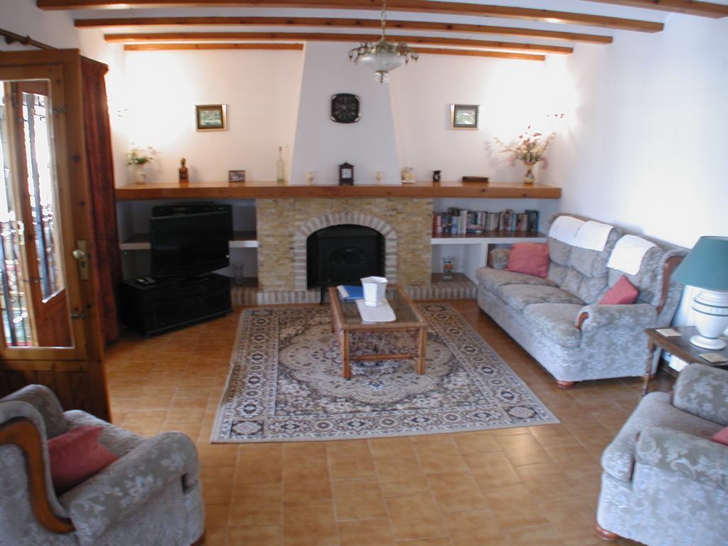 Villa te koop met zwembad dicht bij de zee.