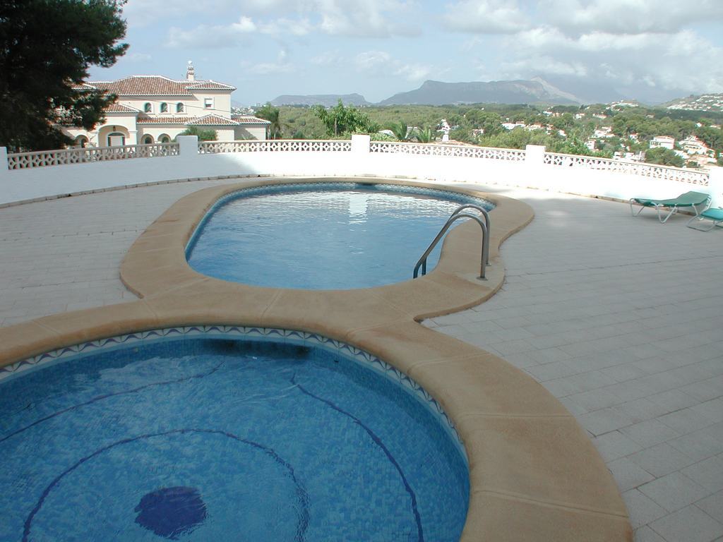 Villa te koop met zwembad dicht bij de zee.