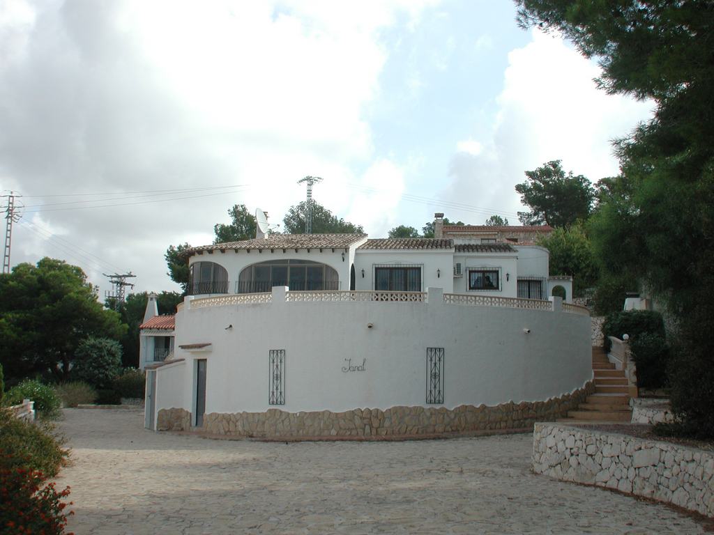 Villa te koop met zwembad dicht bij de zee.