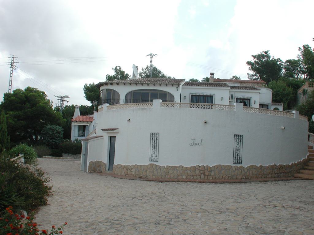 Villa te koop met zwembad dicht bij de zee.