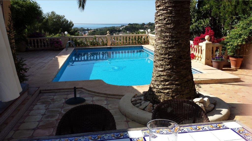Prachtige villa op de verkoop met zwembad en uitzicht op de zee.