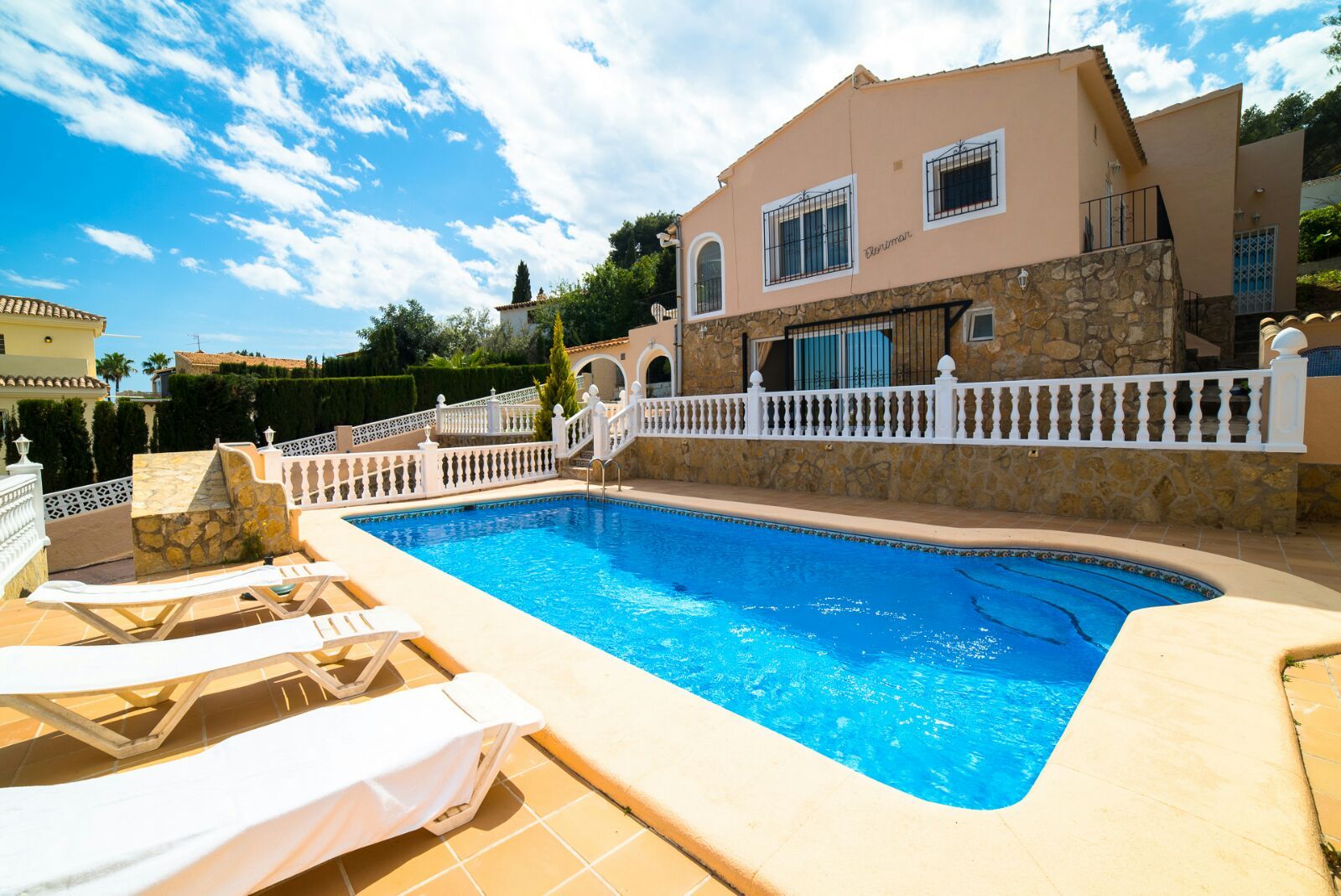 Villa te koop met uitzicht op de zee en het zwembad in de buurt van het dorp.