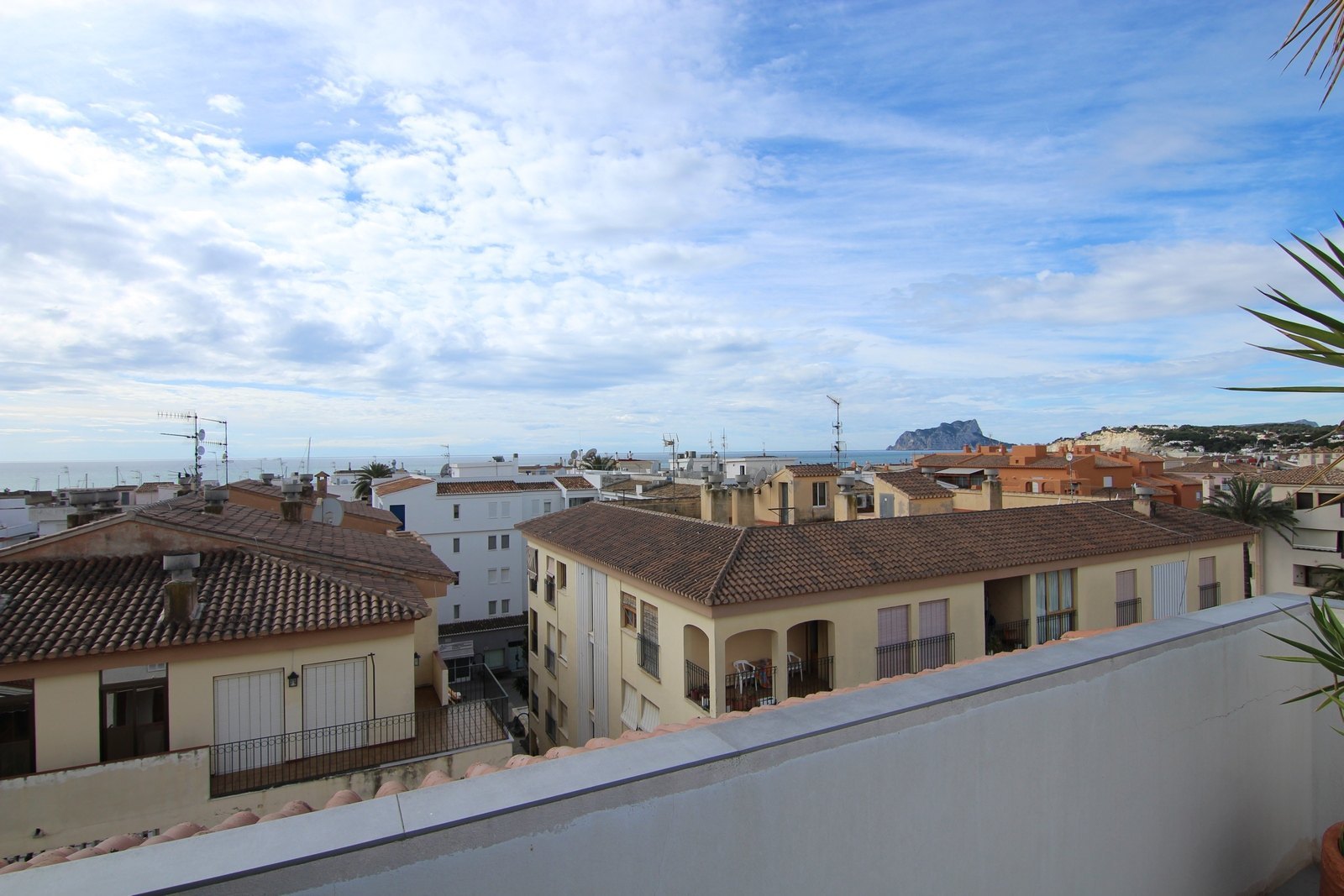 Penthouse met uitzicht op de zee en de terrassen in het centrum van Moraira.