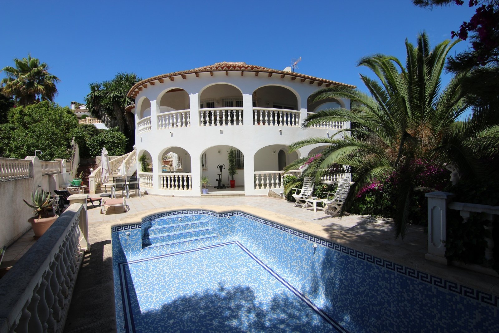 Villa te koop met zwembad in de buurt van het strand en Golf.
