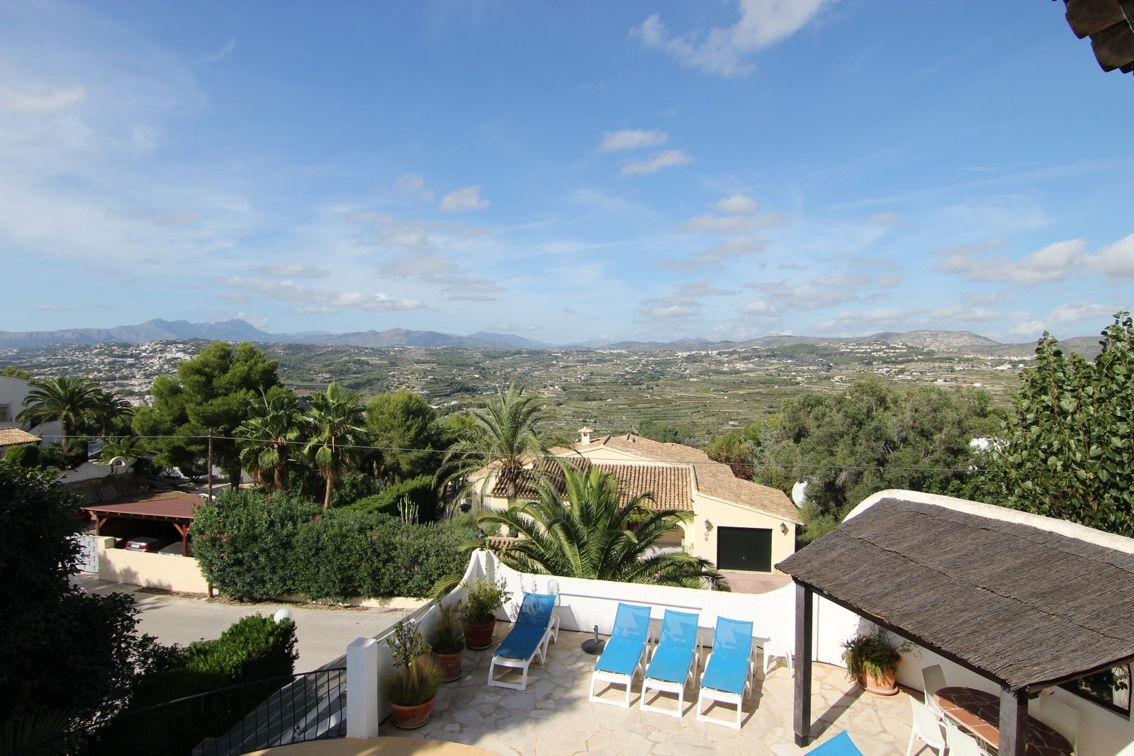 Villa te koop met zwembad en panoramisch uitzicht.