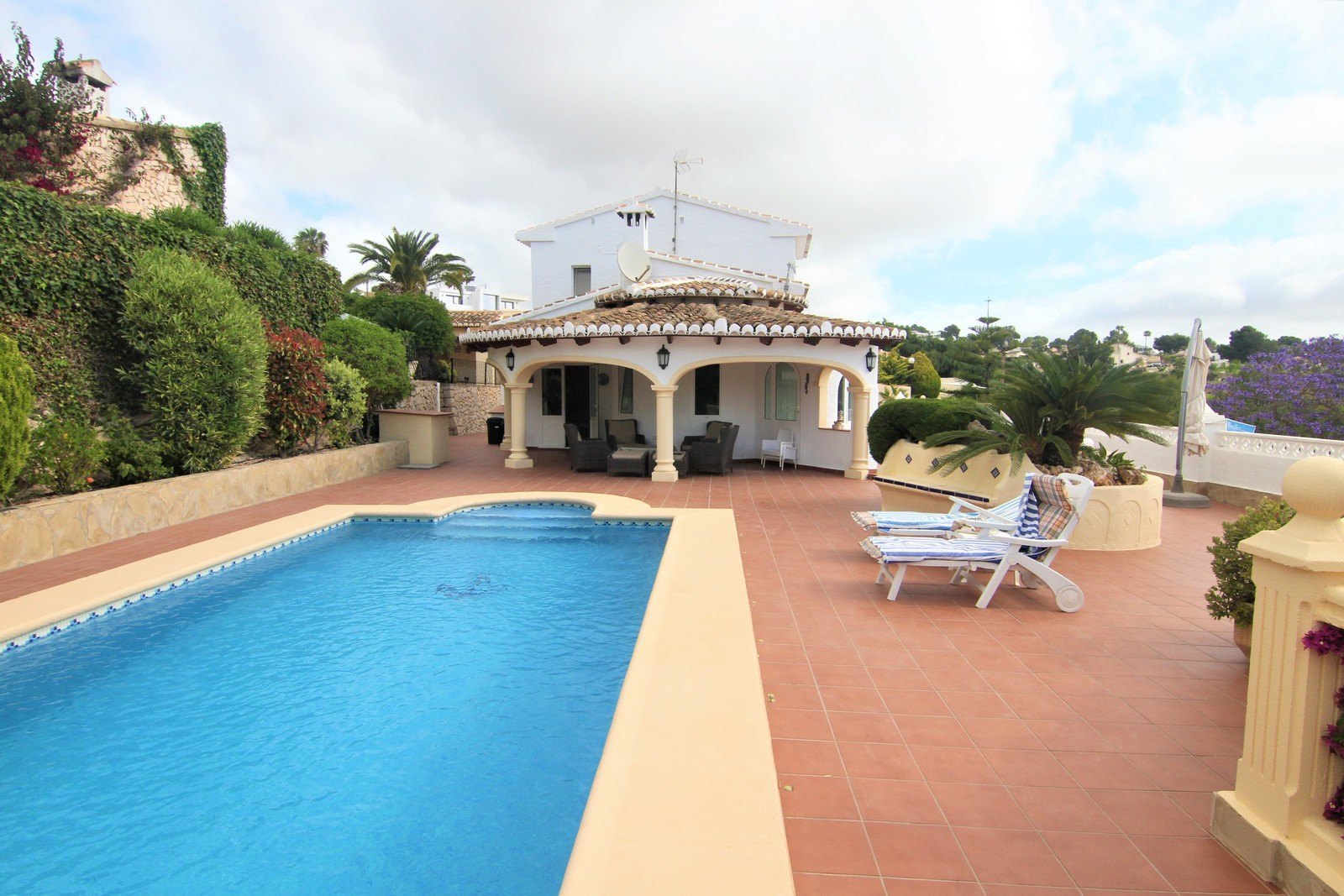 Villa met zwembad te koop in Moraira.