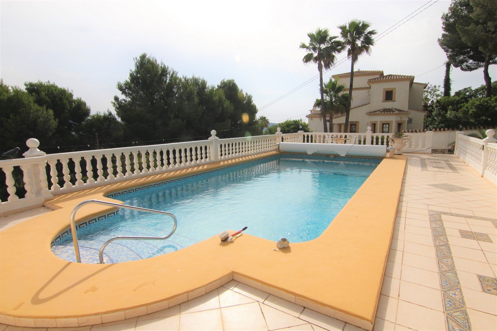 Villa te koop met twee appartementen en zwembad in Moraira.