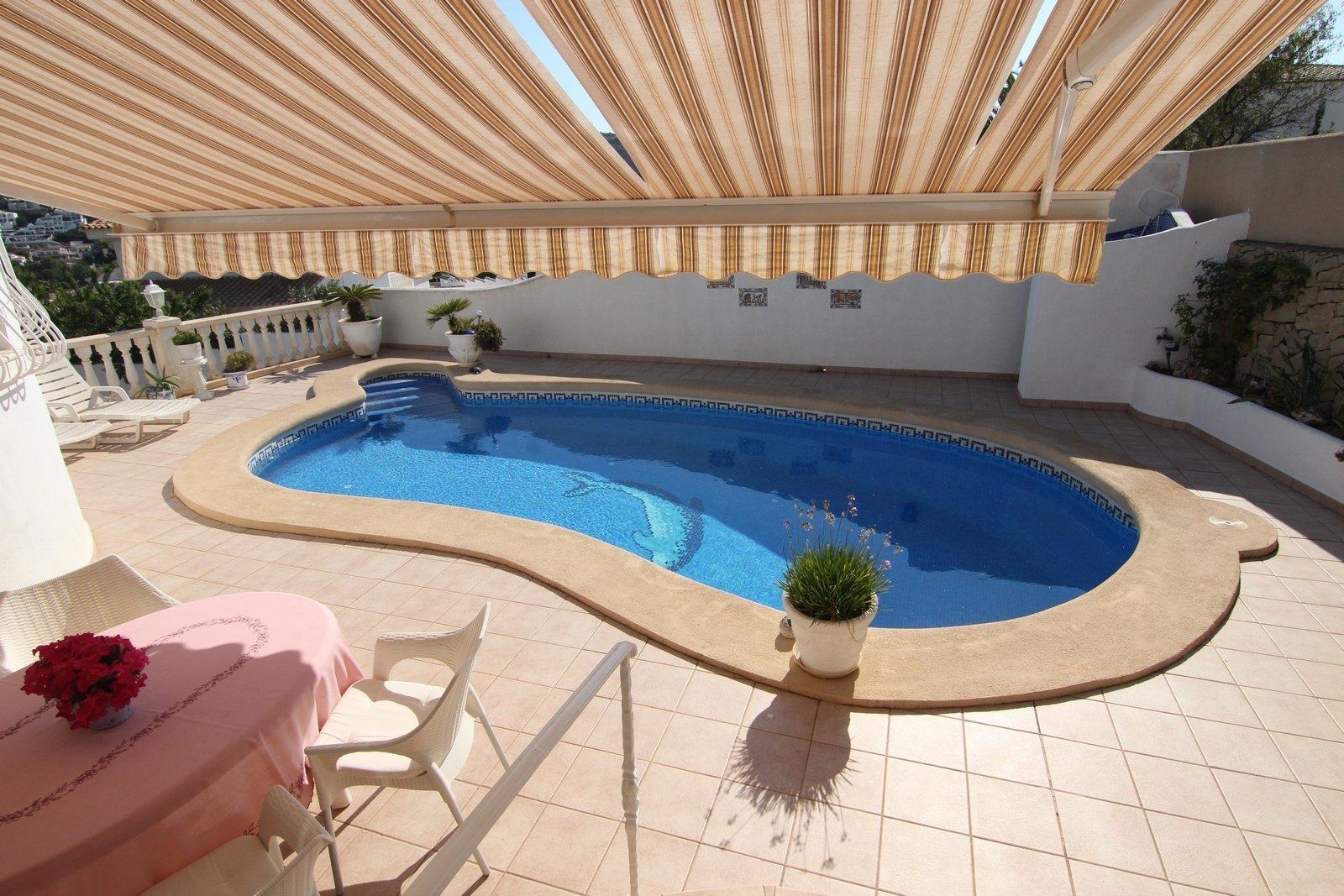 Villa met zwembad te koop aan de voet van de Portet en Moraira.