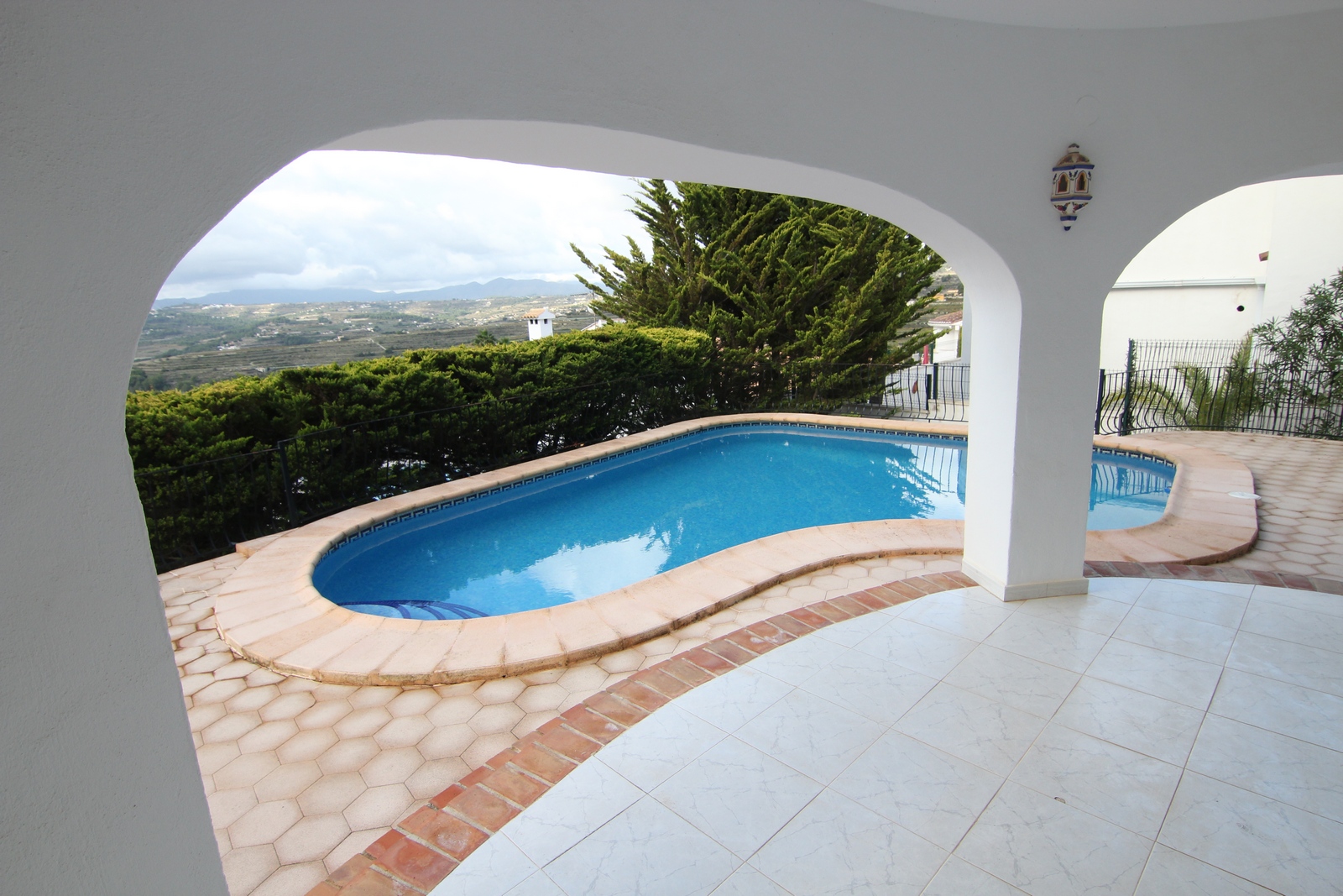 Villa met zwembad en appartement te koop in Benitatxell.
