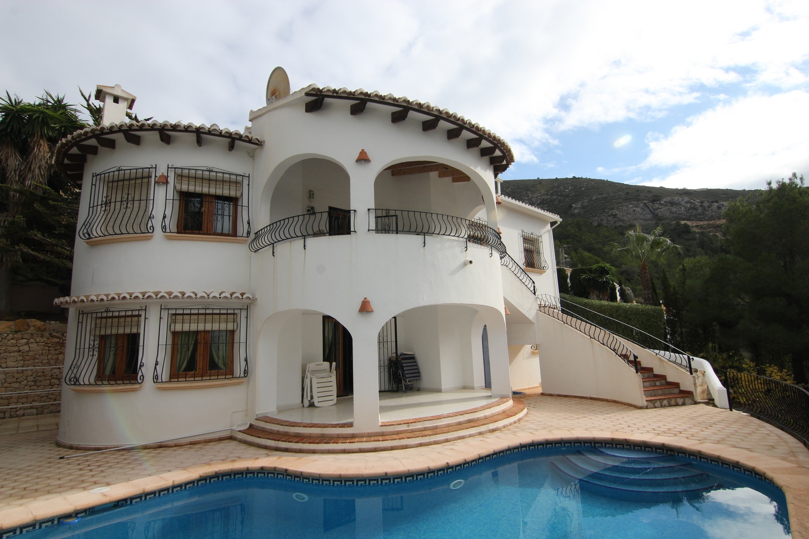 Villa met zwembad en appartement te koop in Benitatxell.