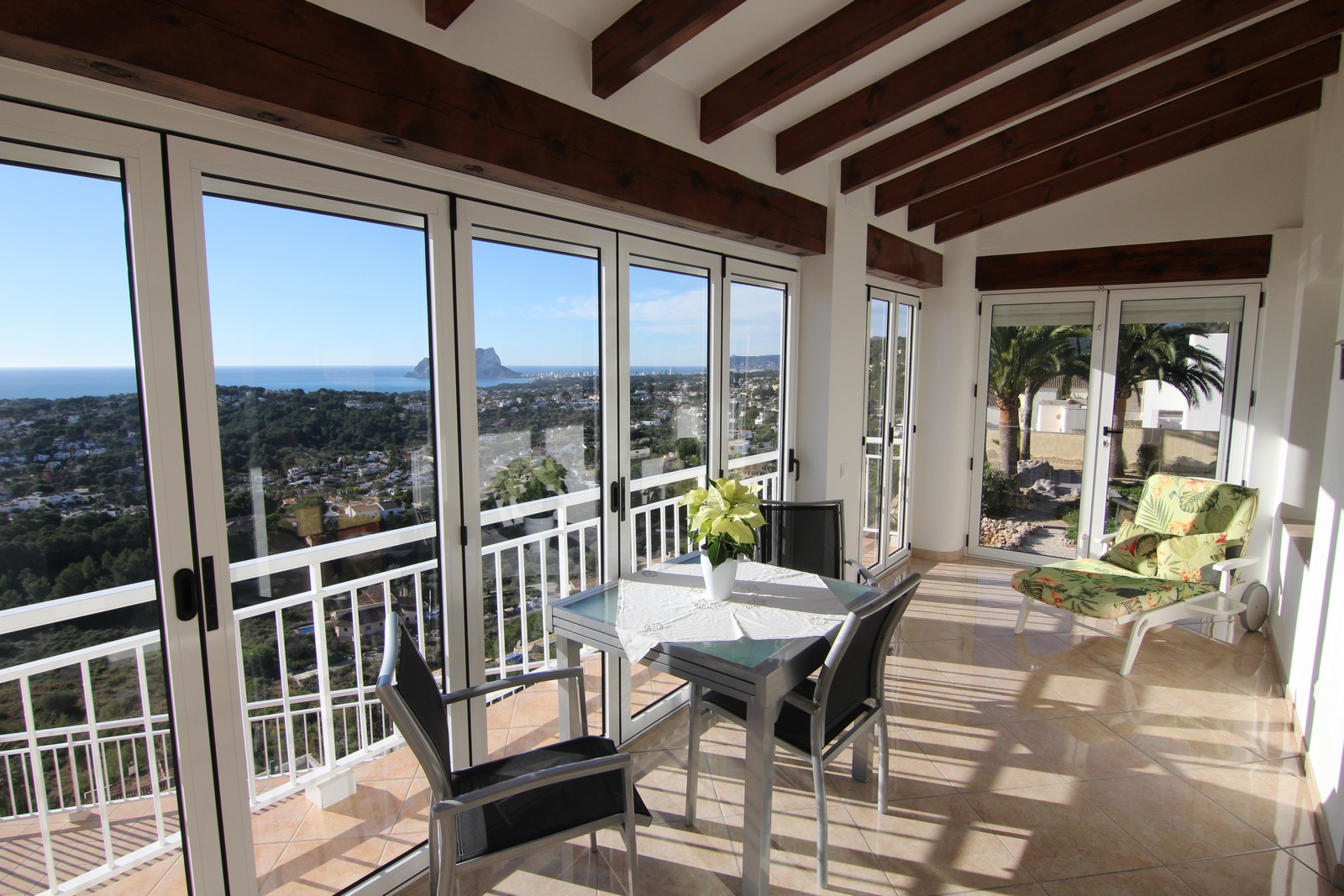 Villa te koop met prachtig uitzicht, twee percelen en zwembad.