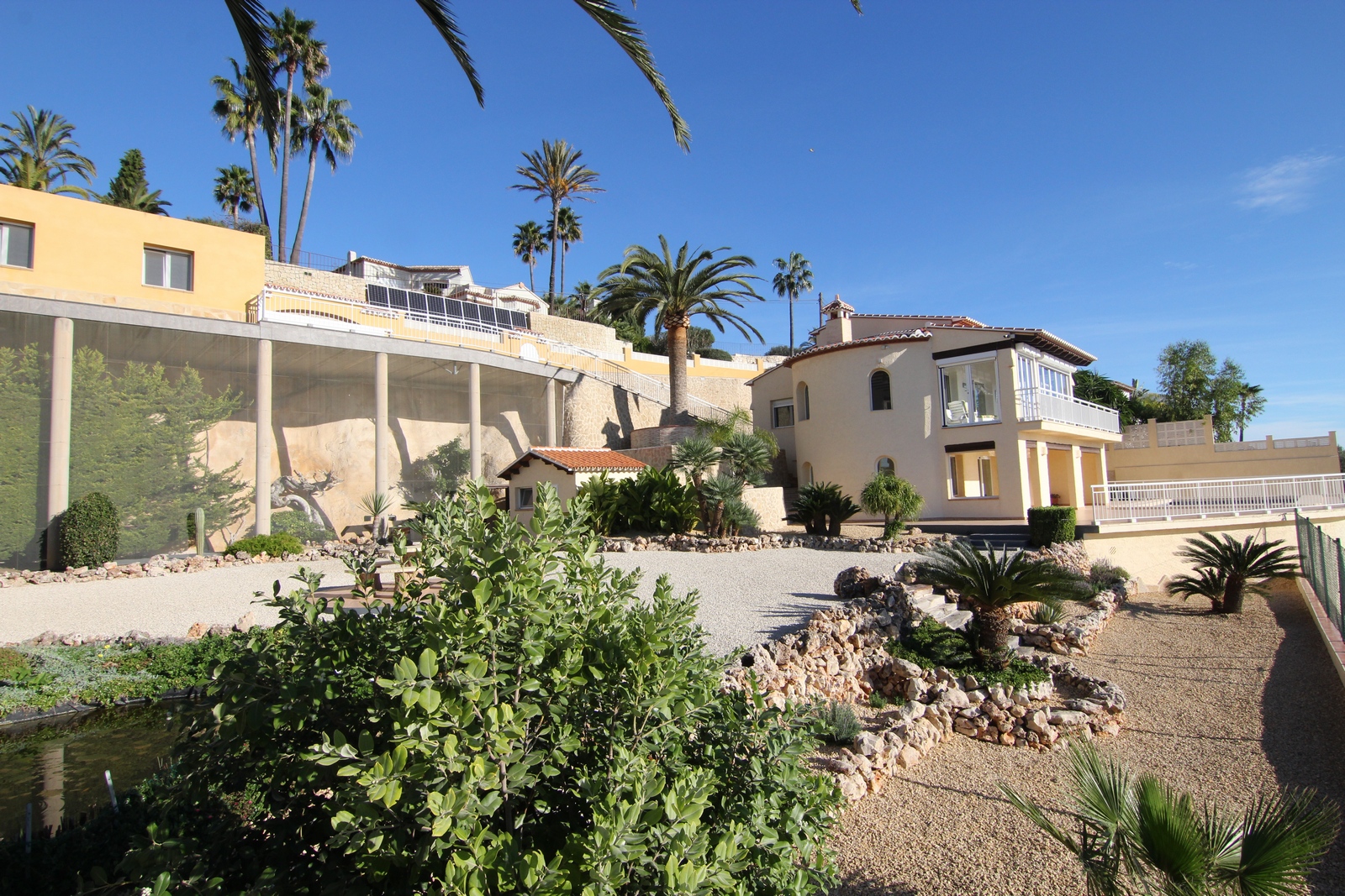 Villa te koop met prachtig uitzicht, twee percelen en zwembad.
