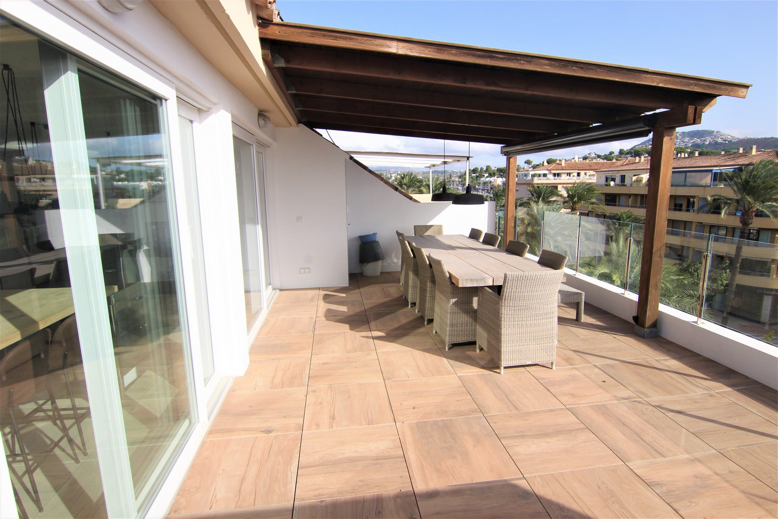 Luxe penthouse te koop met uitzicht op zee in het centrum van Moraira.