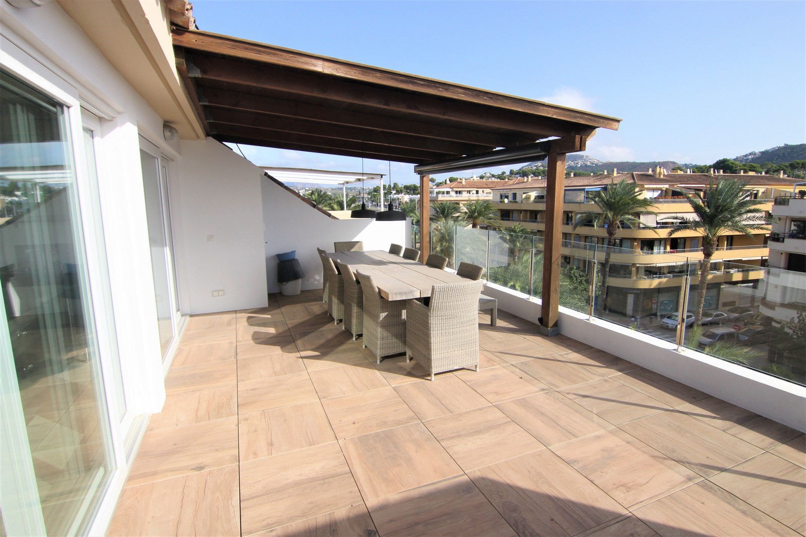 Luxe penthouse te koop met uitzicht op zee in het centrum van Moraira.