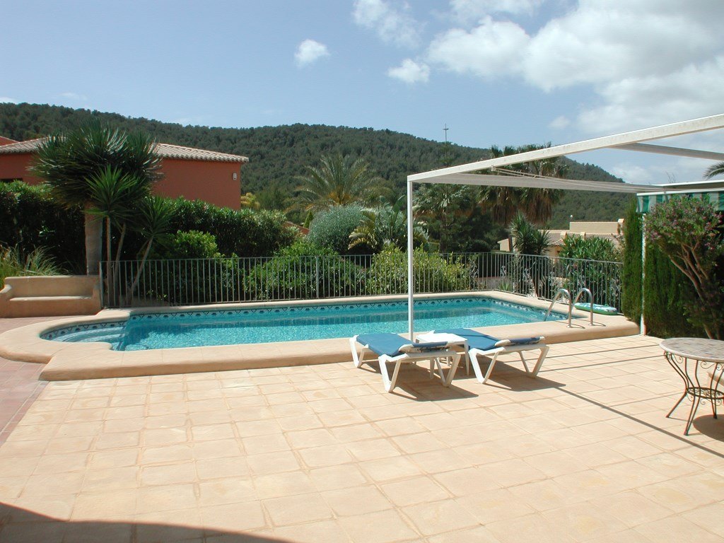 Villa te koop in perfecte staat met een afzonderlijk appartement en zwembad.