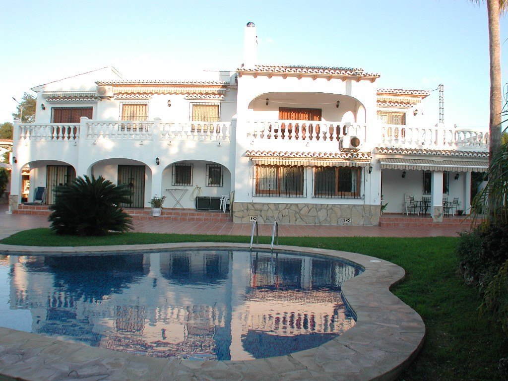 Grote villa naast de San Jaime golfbaan met uitzicht op zee .