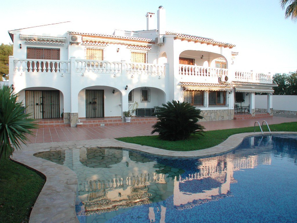 Grote villa naast de San Jaime golfbaan met uitzicht op zee .